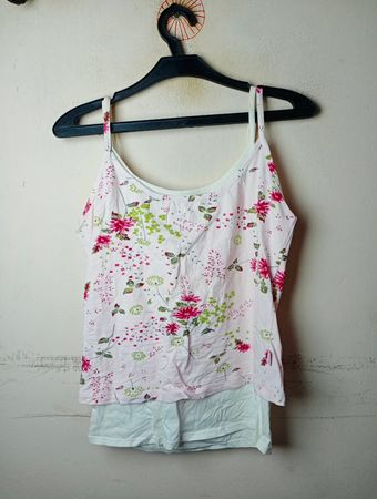 Floral-Print-Camisole mit weißen Shorts