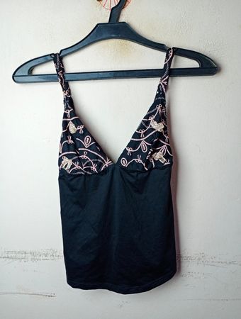 Schwarzes Camisole mit rosa Stickerei