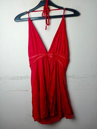 Rotes Neckholder-Minikleid