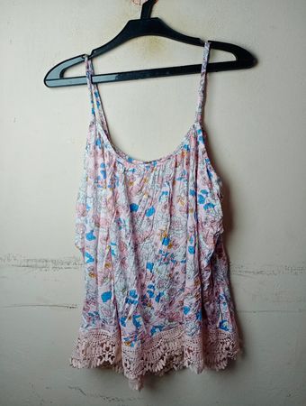 Janina Camisole mit Blumenmuster und Spitzenbesatz