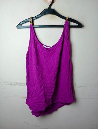 Lila Tanktop mit goldenen Kettenträgern