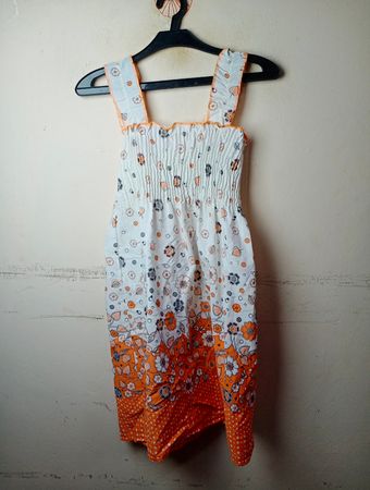 Weißes und oranges Blumenmusterkleid