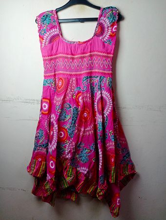 Rosa Kleid mit buntem Muster