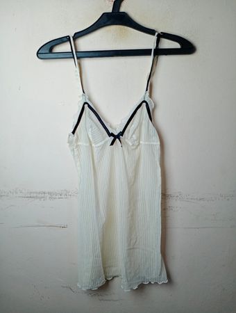 Weißes Babydoll-Nachthemd mit schwarzer Einfassung