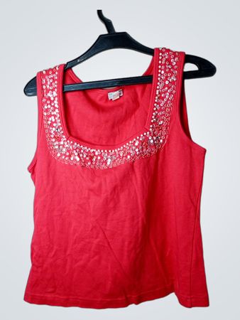 Rotes Tanktop mit verziertem Ausschnitt