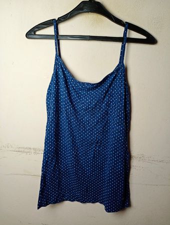 Blaue Camisole mit Punkten