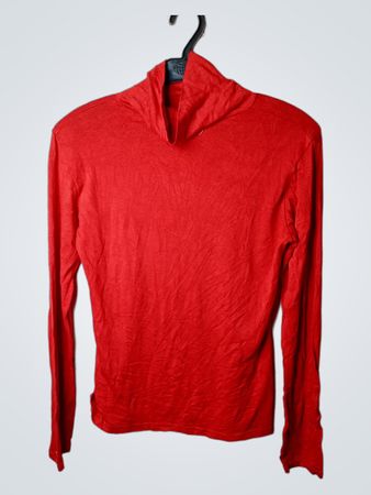 Rotes Rollkragenlangarmshirt