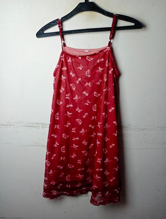 Rotes Slipkleid mit Schmetterlingsprint