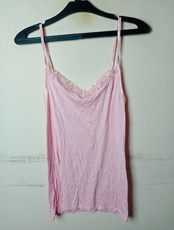 Camiseta regata rosa com acabamento em renda