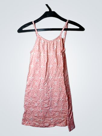 Rosa Kleid mit weißem Muster