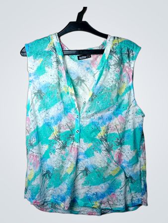 Janina ärmellose Bluse mit tropischem Druck