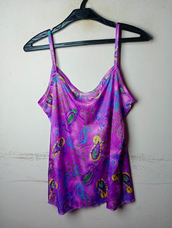 Spaghettiträger-Top mit lila Paisley-Muster