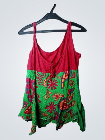 Rotes und grünes Tanktop mit Blumenmuster