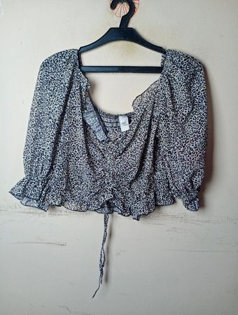 Leoprint-Bluse mit geraffter Vorderseite und Bindeband