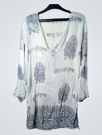 Weiße Tunika mit Hare-Krishna-Aufdruck