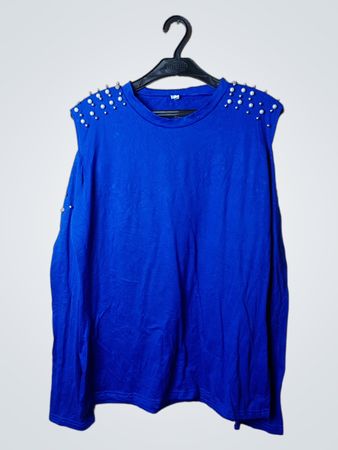 Blaues T-Shirt mit Perlen- und Nietenverzierung