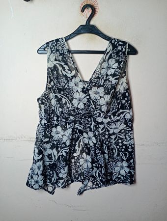 Moore Schwarzes und weißes florales ärmelloses Top