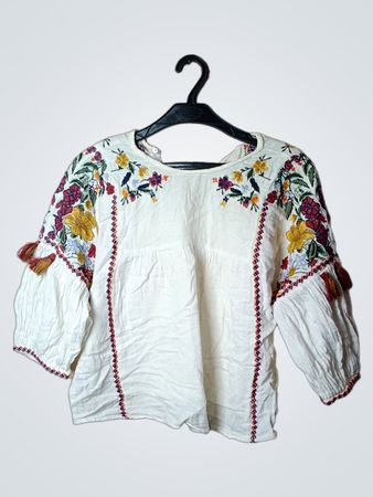 Weiße bestickte Bluse mit Quasten
