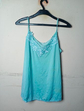 Türkisfarbene Camisole mit Spitzenbesatz