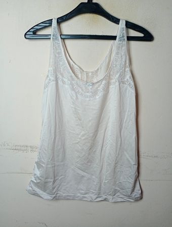 Weißes Tanktop mit Spitzenbesatz