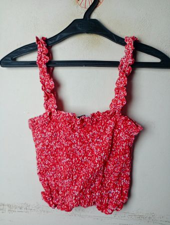 Ally rotes Blumen-Smocked-Crop-Top