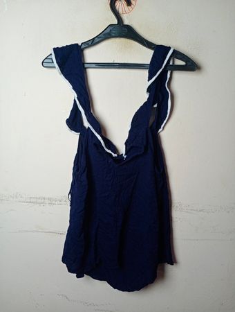 Dunkelblaue, geraffte Camisole