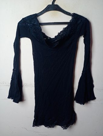 Schwarzes Kleid mit Spitzenbesatz und langen Ärmeln