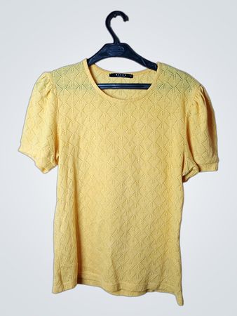Gelbes T-Shirt mit Puffärmeln und Struktur
