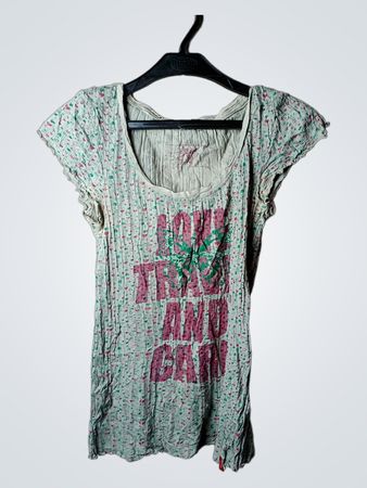 T-Shirt im Used-Look mit pinkem und grünem Aufdruck