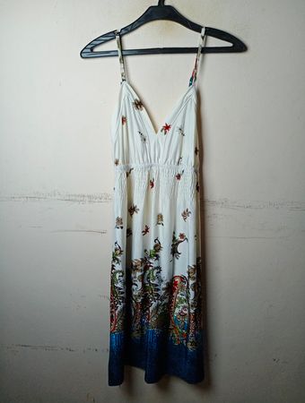 Weißes Maxikleid mit Blumen- und Paisley-Muster