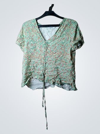 Grün geblümte, geraffte Bluse mit Knoten vorn