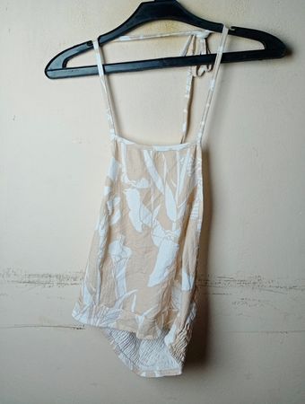 Beige-weißes Tanktop mit Blumenmuster