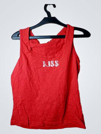 Rotes Tanktop mit „KISS“-Grafik