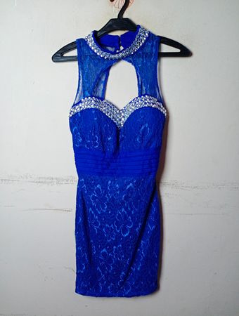 Blaues Spitzenkleid mit Kristallkragen