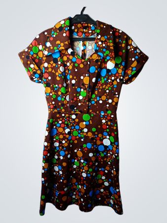 Braunes Kleid mit buntem Polka-Dot-Muster