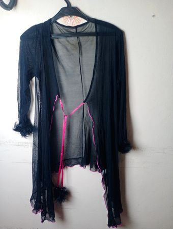 Kimono nero trasparente con bordo rosa