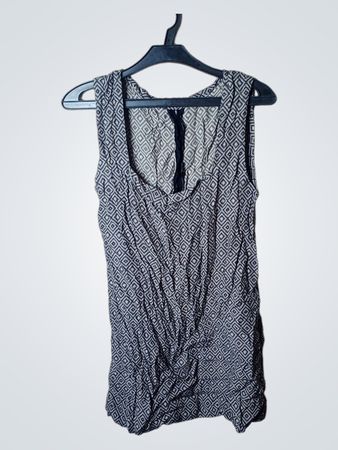 Sleeveless grey patterned top