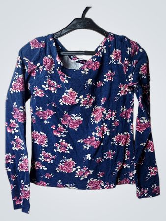 Top a manica lunga con stampa floreale blu tenue