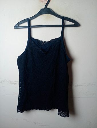Camisetta con pizzo nero bordo
