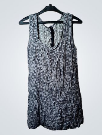 Sleeveless grey patterned dress