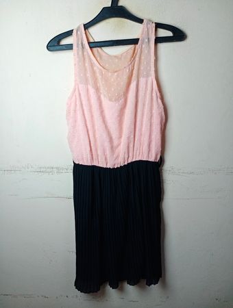 Gefühl in Pink und Schwarz, plissiertes Kleid