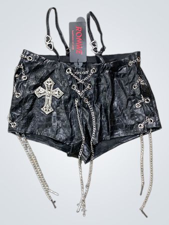 Schwarze Lederhosen mit Ketten und Kreuzdetails