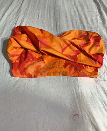 Orange und roter Badeanzug-Oberteil