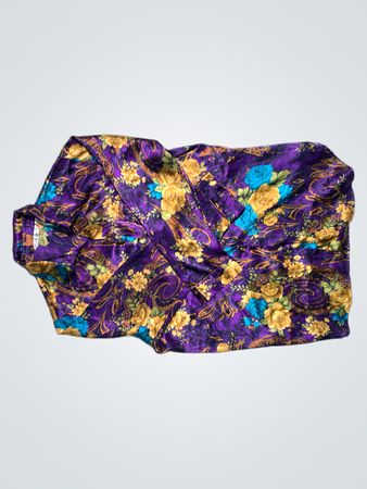 Lila Blumendruck-Robe