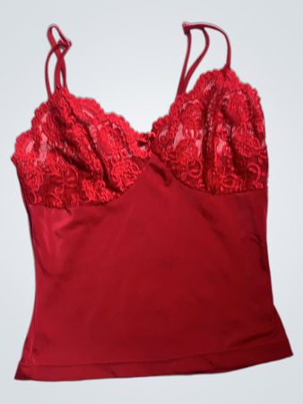 Rote Spitze-Camisole