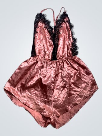 „Rosa Satin-Overall mit schwarzem Spitzenbesatz“