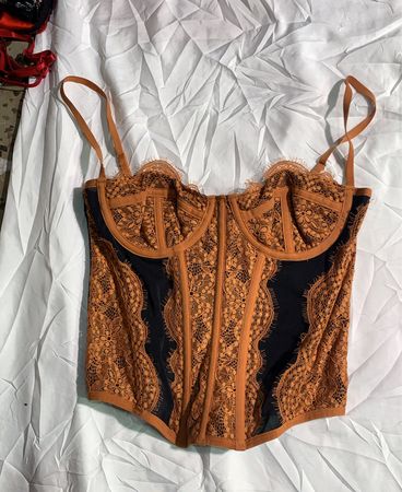 Orangenes und schwarzes Spitzen-Corsage-Top