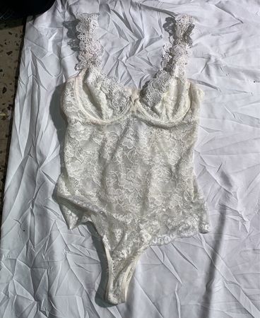 Weiße Spitzenbodysuit