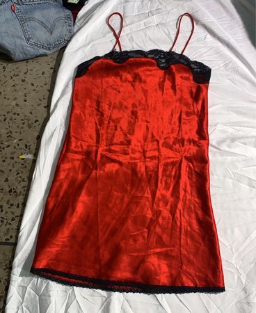 Rotes Satin-Nachthemd mit schwarzem Spitzenbesatz