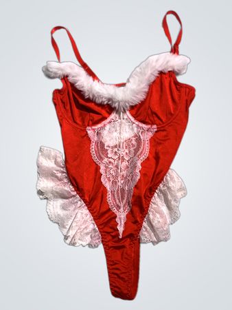 Rote Dessous mit weißer Spitzenverzierung